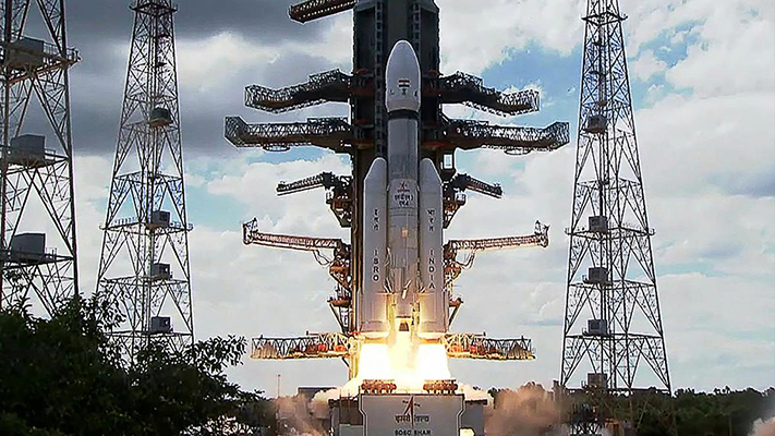 VIDEO India lanzó un cohete para llevar una nave no tripulada a la Luna