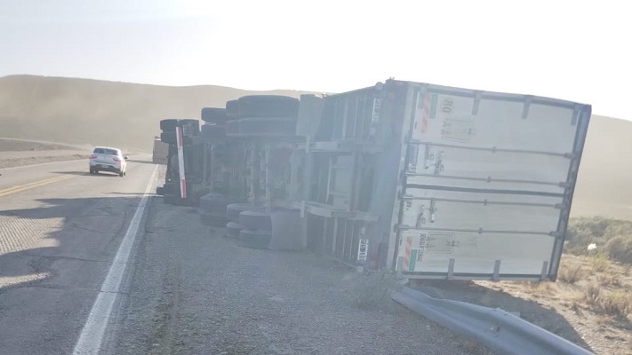 Patagonia pura: El temporal de viento volteó un camión que circulaba por la Ruta 3