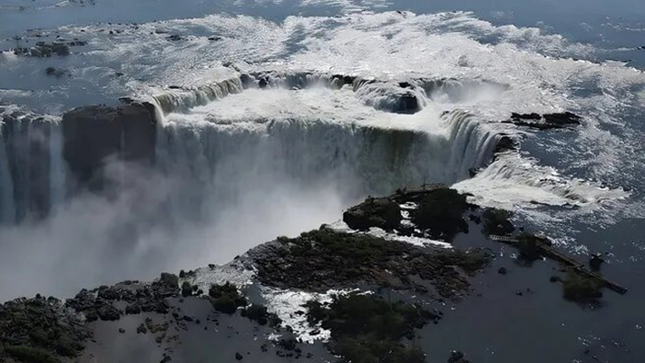 Cataratas del Iguazú: cerraron preventivamente la Garganta del Diablo ante la crecida del río