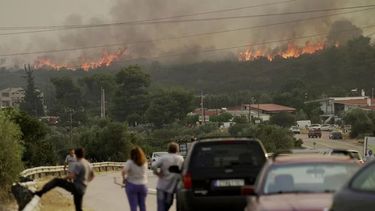Grecia evacuó a miles de turistas y habitantes de la isla de Rodas por los feroces incendios