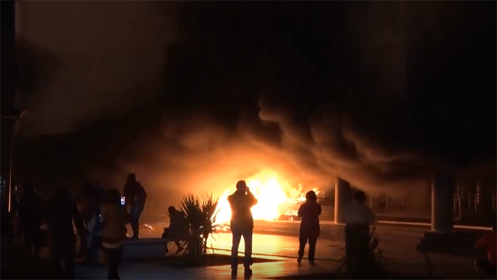 Las pruebas ubicarían a Schierloh arrojando cubiertas al fuego en la Legislatura