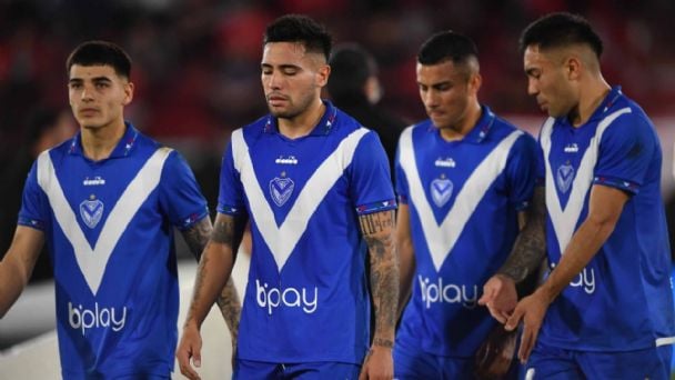 La barra de Vélez agredió a los jugadores y varios de ellos quieren dejar el club