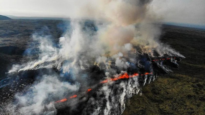 Impactantes imágenes del volcán que entró en erupción en Islandia