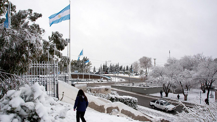 La nieve llegó a la capital de Neuquén y a la zona de Alto Valle de Río Negro