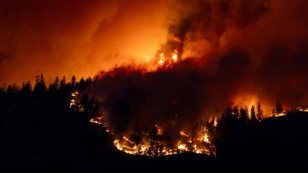 Los incendios en Canadá obligaron a evacuar una ciudad y poner bajo alerta una región