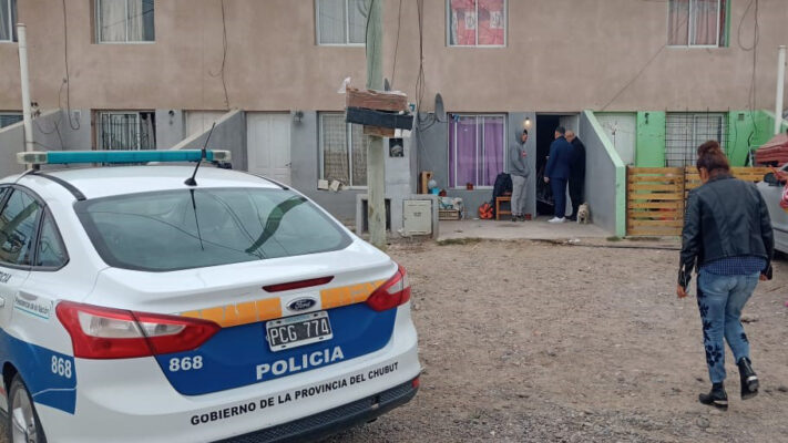 apuñalado, arresto domiciliario, mujer acusada, Rawson
