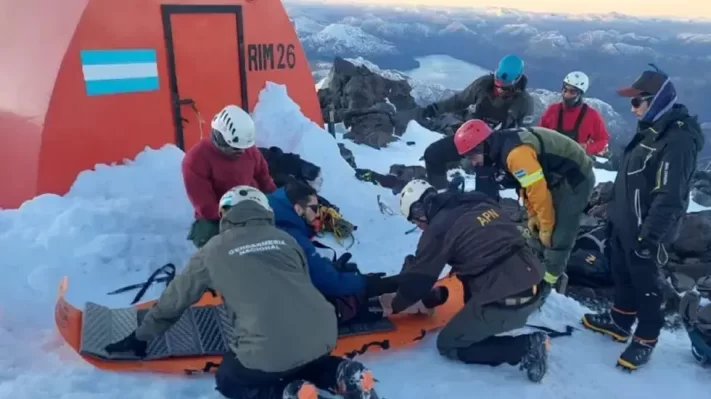 Un andinista fue rescatado a 2300 metros de altura en el volcán Lanín