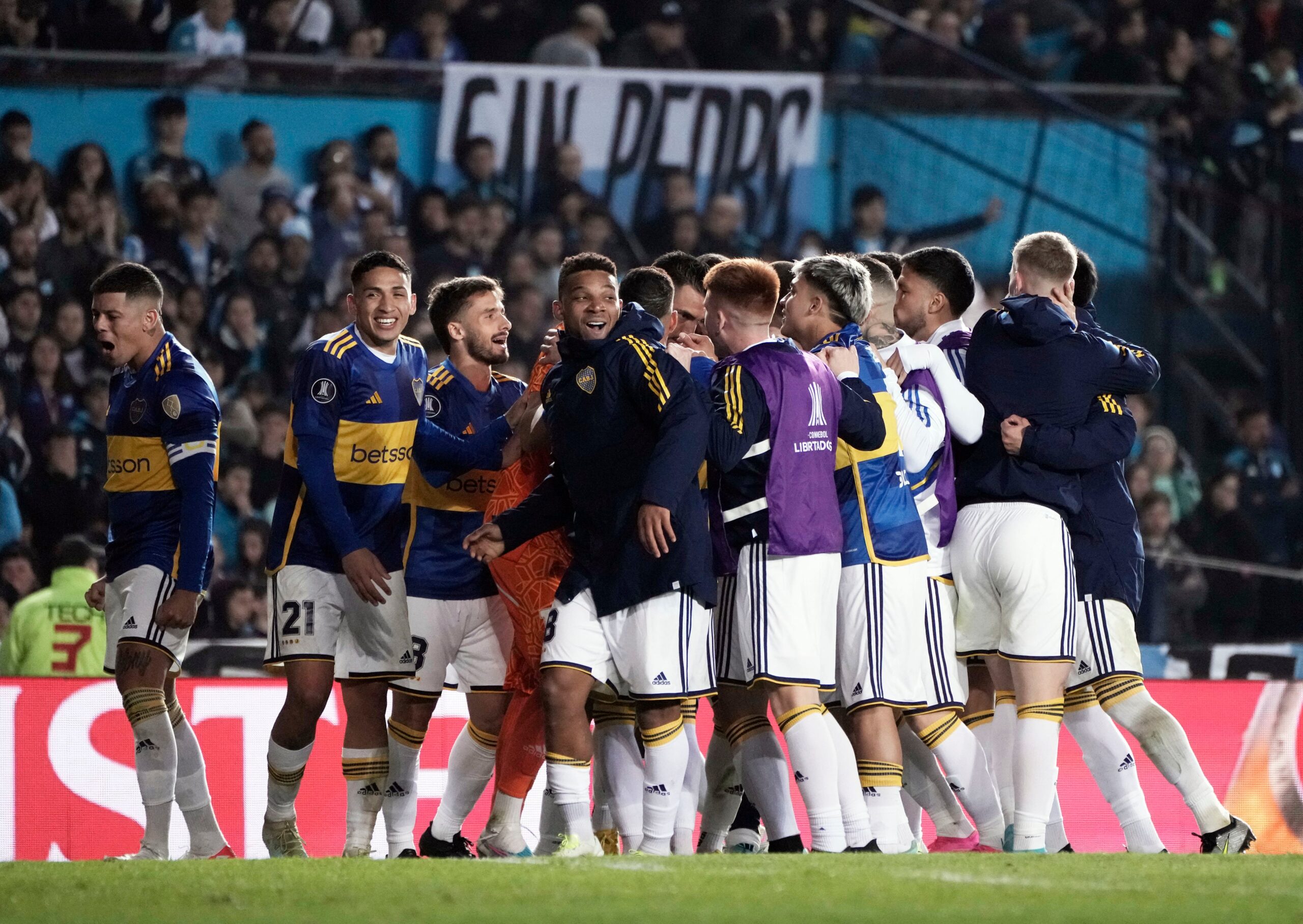 Con «Chiquito» Romero convertido en héroe, Boca superó a Racing y está en Semis