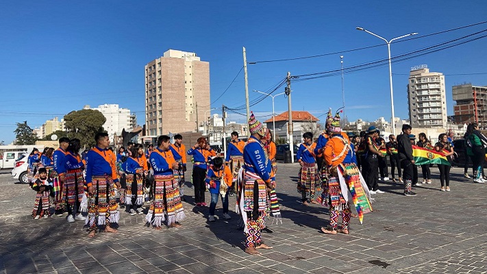 Domingo de práctica: La comunidad boliviana prepara las celebraciones a las vírgenes de Copacabana y Urkupiña