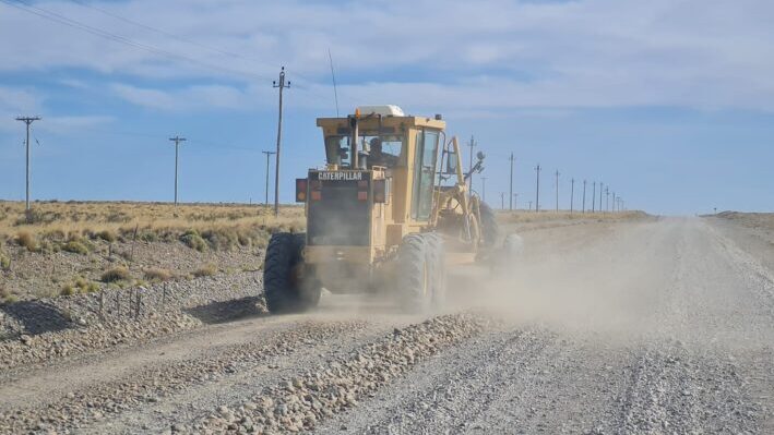 Intensifican las tareas en caminos alternativos en la Ruta N° 3