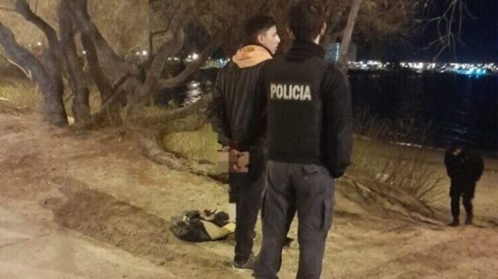 Se metió al mar para escapar de la policía y terminó con hipotermia