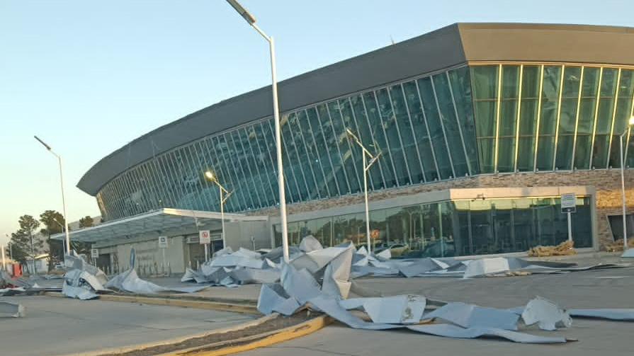 VIDEO | Se voló el techo del aeropuerto de Comodoro Rivadavia