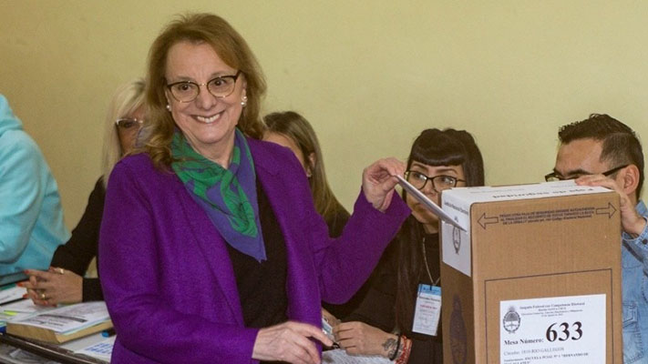 Alicia Kirchner emitió su voto en la Escuela N°1 de Río Gallegos