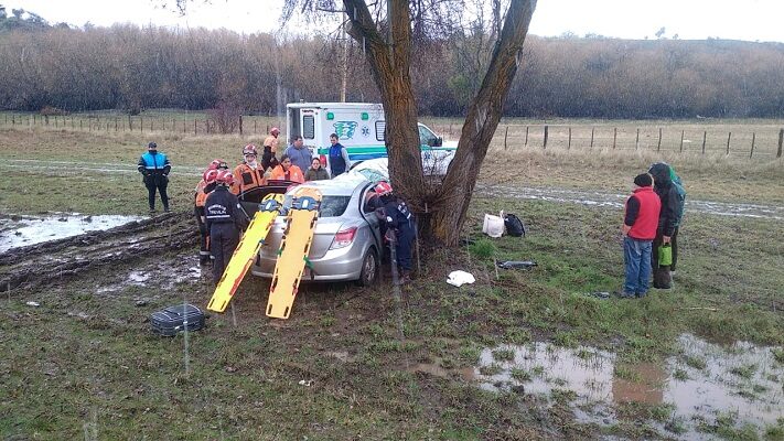 Bomberos rescataron a padre e hija atrapados tras despistar cerca de Trevelin