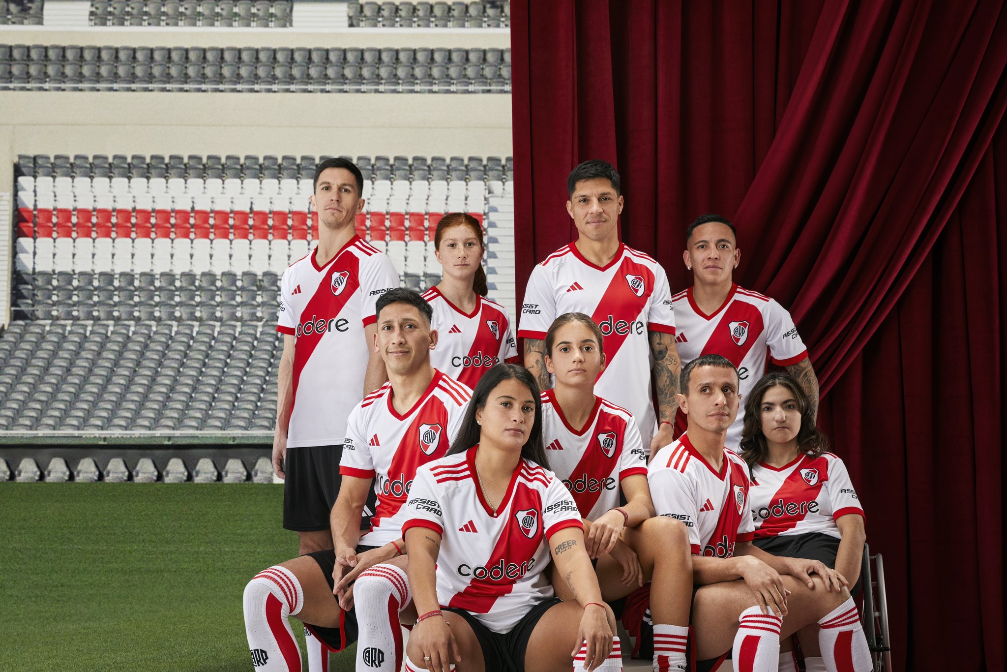 River presentó nueva camiseta y la estrenará el domingo ante Barracas