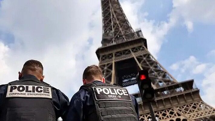 Dos turistas borrachos se quedaron atrapados en la torre Eiffel