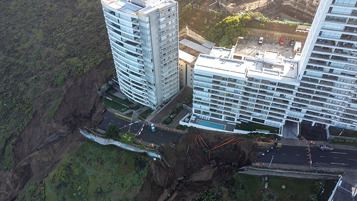 Un nuevo socavón en Viña del Mar deja otro edificio al borde del colapso