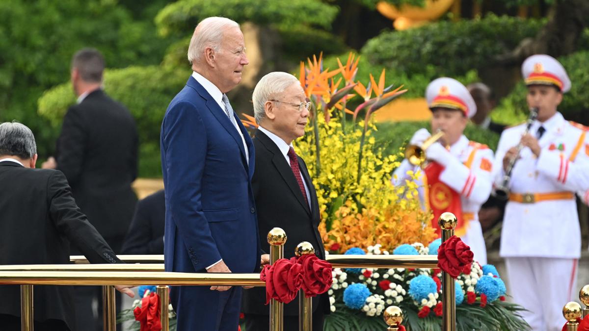 Biden llegó a Vietnam para fortalecer lazos frente al crecimiento de China