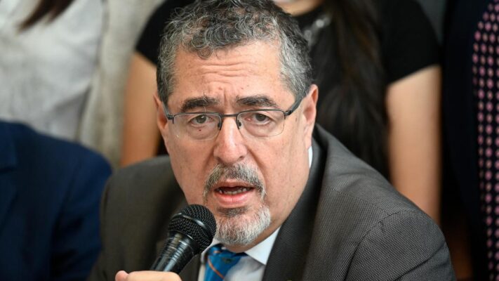 Allanaron un centro electoral en medio de denuncias de Arévalo por «persecución»