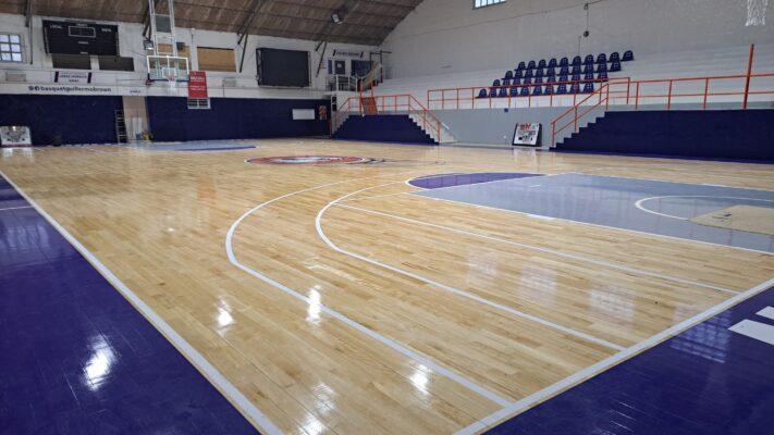 Culminó la obra del nuevo piso de parquet en el Club Brown y se estrenará el próximo domingo por el Pre Federal