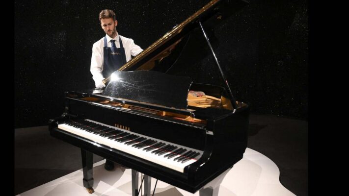 El piano de Freddie Mercury fue subastado por 2 millones de dólares