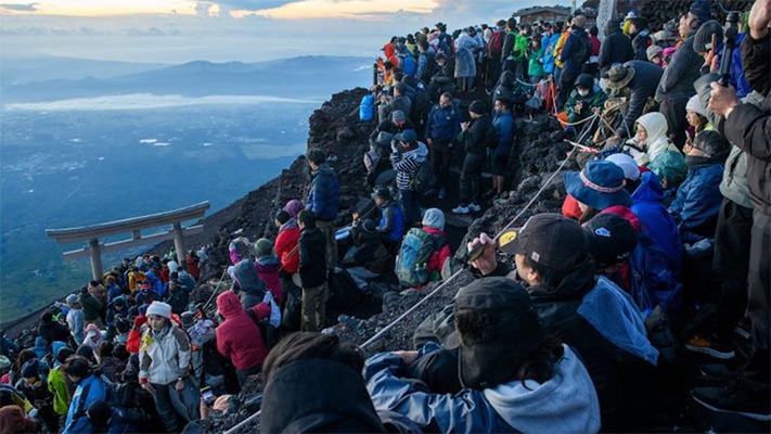 Colapsa el Monte Fuji por la llegada de miles de turistas