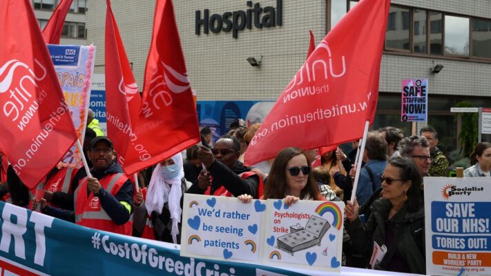 Médicos y residentes en el Reino Unido inician una histórica huelga conjunta