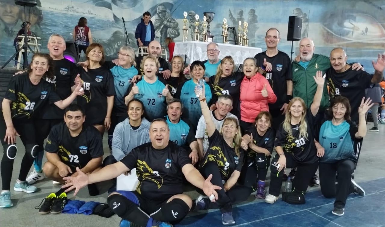 Los esquelenses de «Águilas doradas» celebraron el título de campeón en Playa Unión