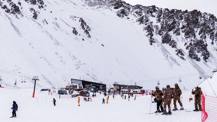 La temporada de nieve en el centro de esquí de La Hoya se extiende hasta la primavera