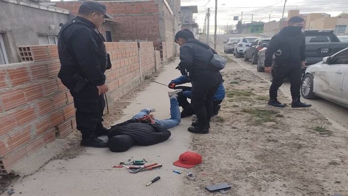 Lo dejaron pasar al baño y al retirarse se robó un celular