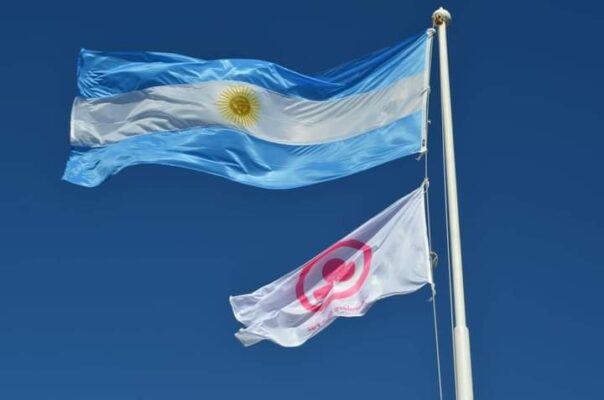 La bandera de la Paz flamea en el mástil de la Municipalidad de Puerto Madryn