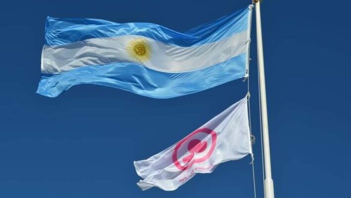 La bandera de la Paz flamea en el mástil de la Municipalidad de Puerto Madryn