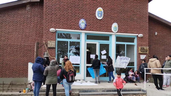 Cushamen: Un grupo de padres tomó la escuela para que arreglaran la caldera