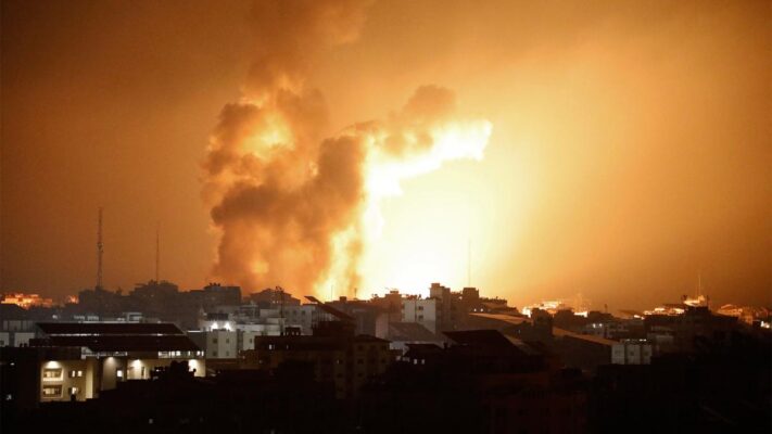Israel bombardea Gaza e intercambia disparos con Hezbollah en la frontera del Lbano