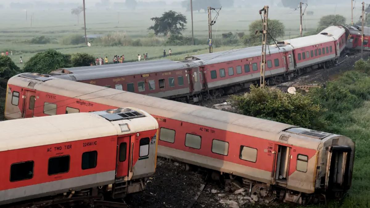 Ascienden a 13 los muertos por el choque de dos trenes en India