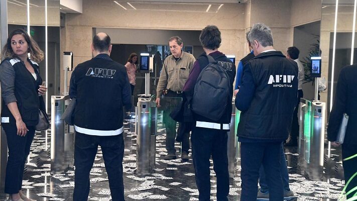 allanamientos, dirección general de aduanas, fuga de divisas, importaciones falsas