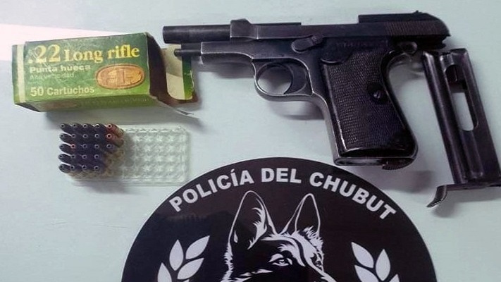 Demoraron a una persona en la Terminal de Madryn por llevar un arma de fuego