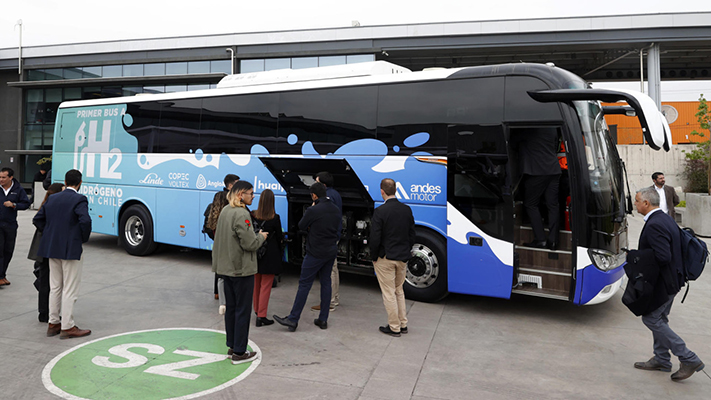 Chile presentó el primer bus impulsado por hidrógeno verde