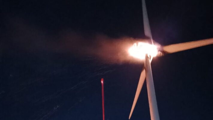 Un molino eólico se prendió fuego