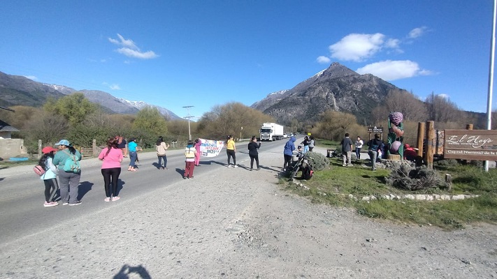 Docentes y padres cortaron la Ruta 40 para pedir que vuelva el transporte escolar