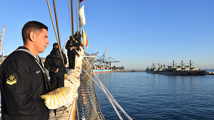 La fragata Libertad ya emprende el camino hacia Puerto Madryn