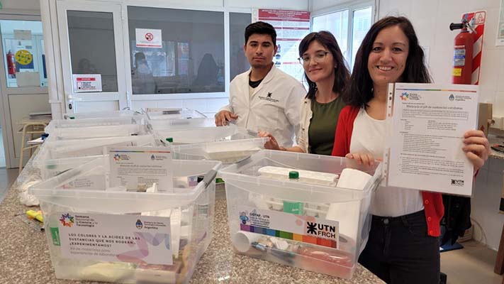 Investigadoras de UTN Chubut entregaron kits de experimentación a escuelas secundarias
