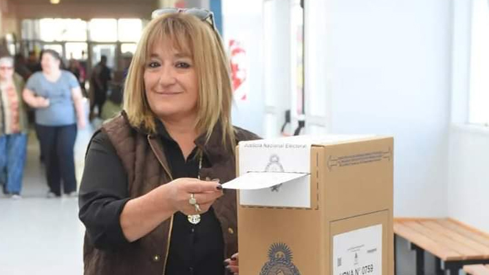 Votó Fabiana Vázquez en medio de la polémica por las boletas tiradas a la basura