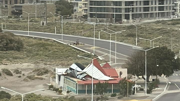 Cortes de energía y voladuras de techo por efectos del viento en Puerto Madryn
