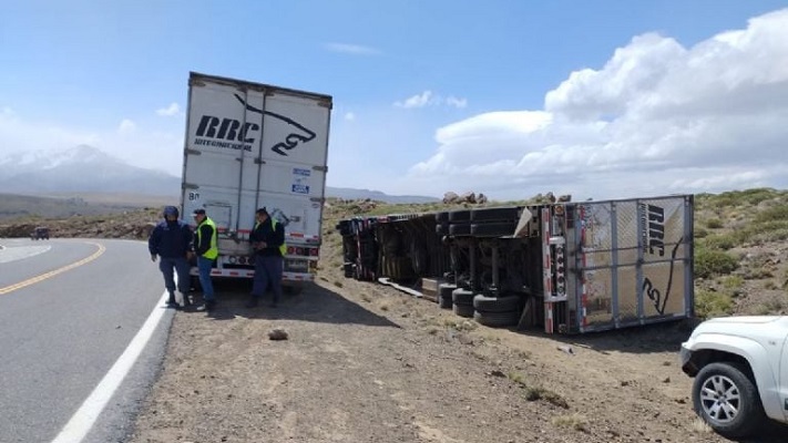 Insólito: Volcaron tres camiones por los fuertes vientos