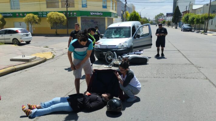 Motociclista herida tras fuerte choque en pleno centro de Puerto Madryn