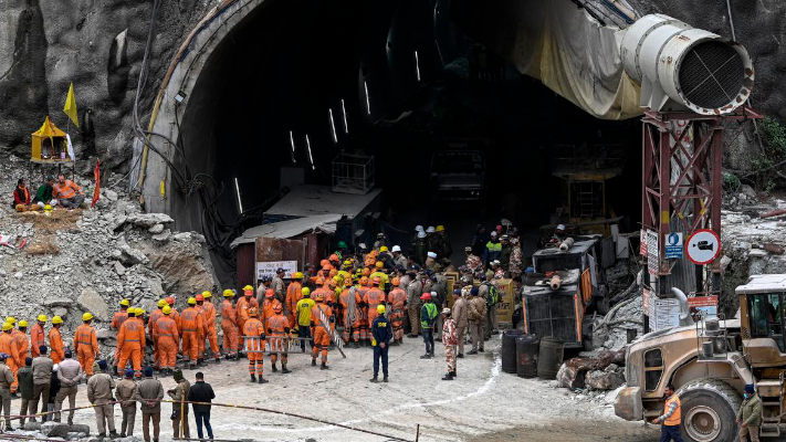 Rescatistas terminaron el canal para evacuar a obreros atrapados desde hace dos semanas