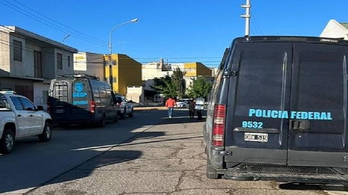 Realizaron allanamientos en Madryn y Camarones para dar con “El Chuky” Estremador