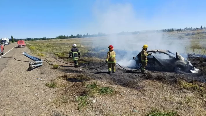 Auto terminó en llamas tras volcar en la ruta