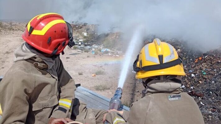 Dos dotaciones de bomberos de Madryn combatieron importante incendio